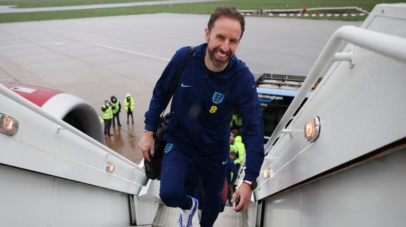 El DT de Inglaterra, Gareth Southgate sube al avión que llevará a la selección de los 'Tres Leones' al Mundial de Catar. Foto: Twitter Selección Inglaterra.