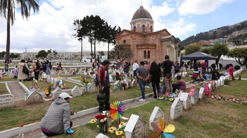 En el Día de Difuntos, las personas asisten a iglesias y cementerios para recordar a sus seres queridos fallecidos. Foto: Archivo / EL COMERCIO.
