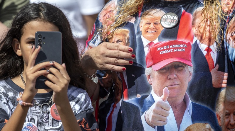 Partidarios del partido Republicano muestran imágenes del expresidente Donald Trump, durante un evento elec­toral en Pensilvania. Foto: EFE.