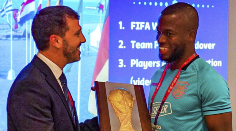 Énner Valencia recibe una placa por su participación en la Copa del Mundo Qatar 2022. Foto: Twitter @LaTri.