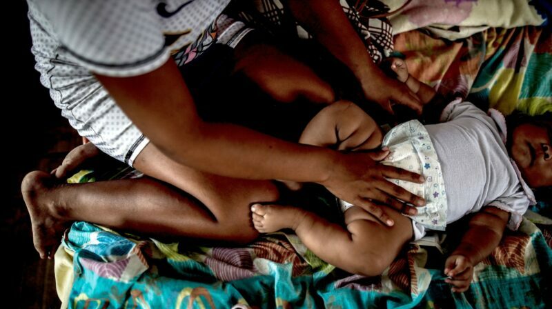 En las poblaciones selváticas, la maternidad temprana es considerada normal, algo que es muy difícil de combatir. Foto: EFE.