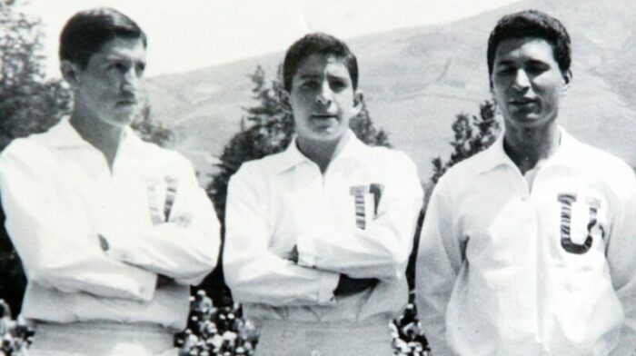 Foto de julio de 1963, con Hugo Mantilla (i.), Polo Carrera y Epifanio Brizuela, integrantes de la plantilla de LDU de aquel entonces. Foto: Archivo / EL COMERCIO.