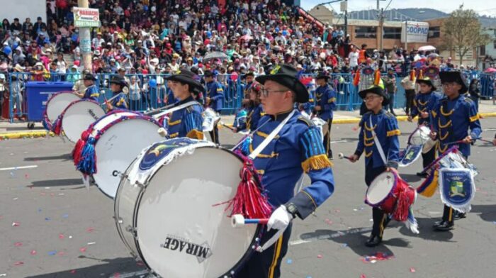 En el sur de la ciudad se realizó el tradicional Desfile de la Confraternidad. Miles de personas asistieron para disfrutar de las comparsas. Foto: Cortesía Municipio de Quito.