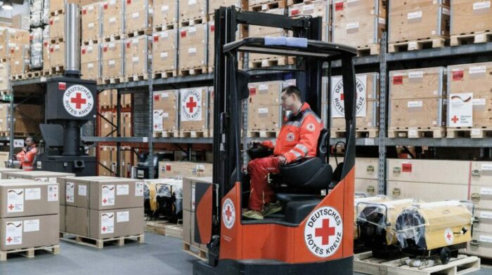 Personal de la Cruz Roja alemana acomoda cajas con ayuda, que serán enviadas a la población de Ucrania. Foto: EFE.