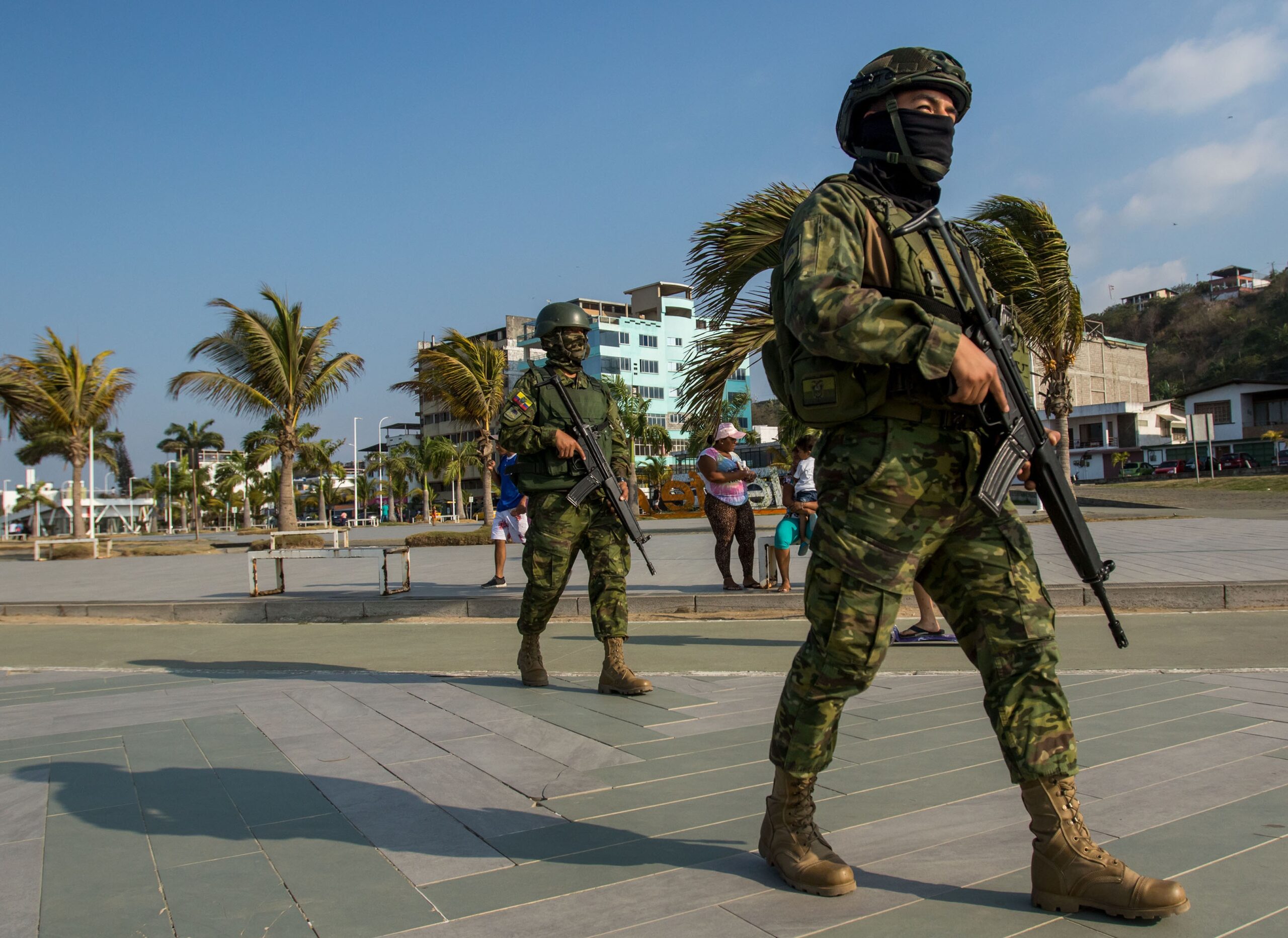 Militares custodian los alrededores de la playa Las Palmas, en Esmeraldas. La idea es evitar la injerencia de las bandas. Foto: EL COMERCIO