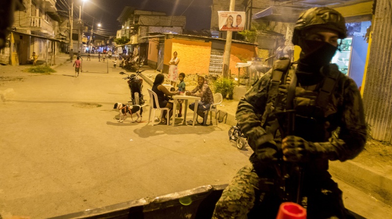 Pobladores del barrio Santa Marta observan el paso de la caravana militar de la Fuerza de Tarea Conjunta, que realiza un patrullaje. Fotos: EL COMERCIO.