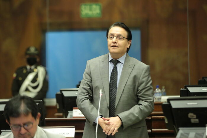 Fernando Villavicencio, presidente de la Comisión de Fiscalización, en sesión del Pleno. Foto: Asamblea