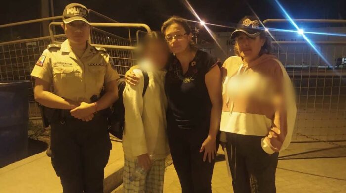 Doménica Bravo fue entregada a sus familiares por parte de agentes de la Policía Nacional. Foto: Twitter Policía Nacional.
