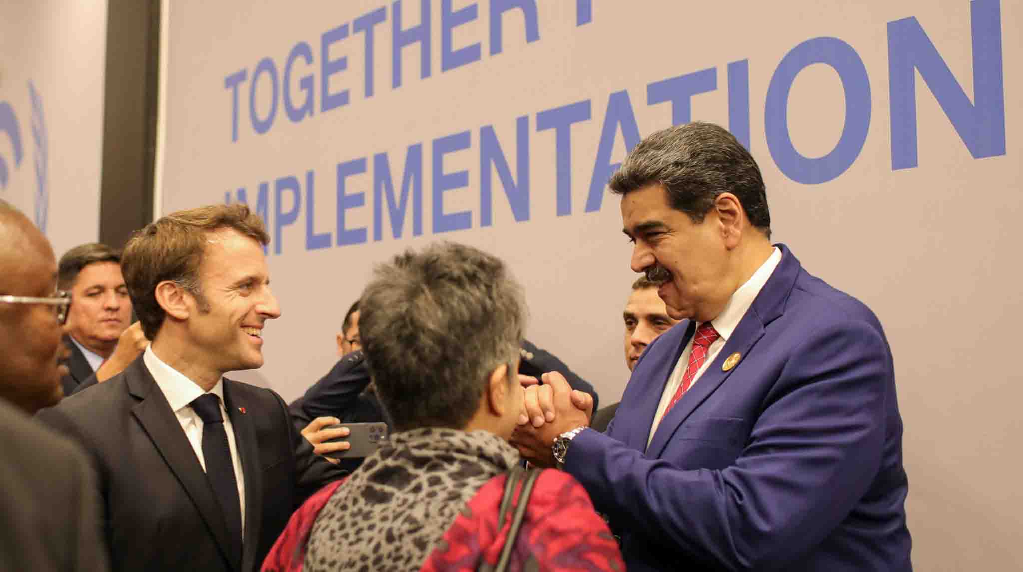El presidente de Venezuela, Nicolás Maduro mantuvo un breve encuentro con el mandatario francés, Emmanuel Macron, en el marco de la Cumbre del Clima COP27. Foto: Twitter Nicolás Maduro