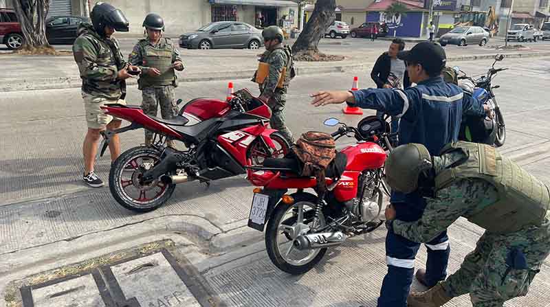 Las Fuerzas Armadas destinarán 1 400 efectivos a la provincia del Guayas, para cumplir con las disposiciones del estado de excepción. Foto: Twitter @FFAAECUADOR