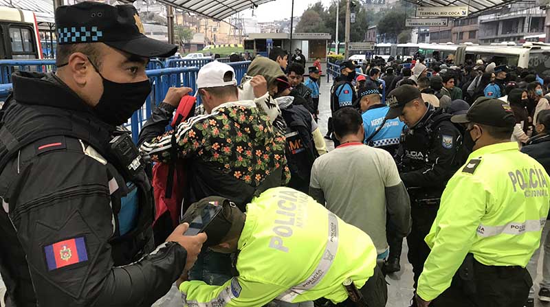 Este martes, 8 de noviembre, se ejecutó un operativo de control de armas en la estación Playón de La Marín de la Ecovía. Foto: Twitter Empresa de Pasajeros de Quito.