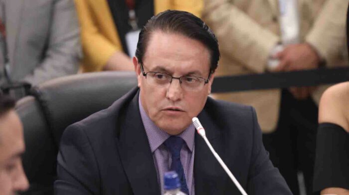 El asambleísta, Fernando Villavicencio fue suspendido por 31 días tras queja presentada por una legisladora del correísmo. Foto: Twitter Fiscalización AN