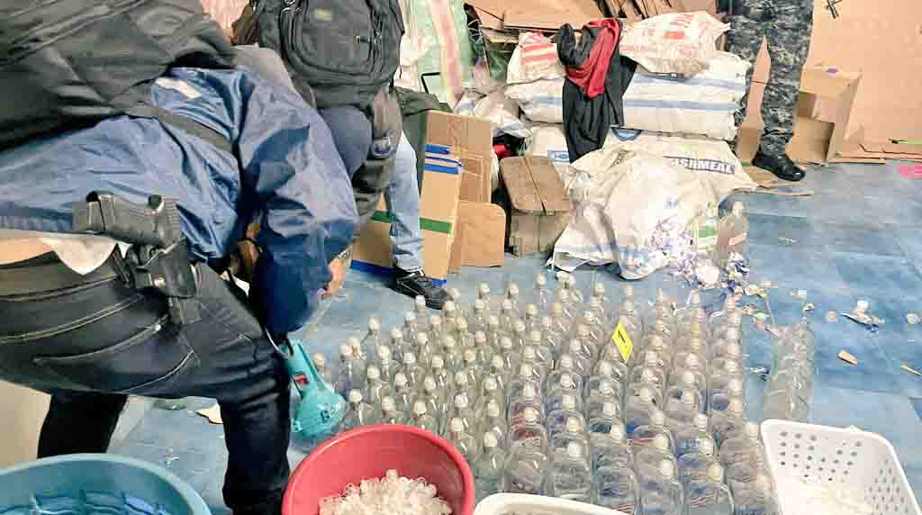Varias instituciones fueron parte del allanamiento en el que se encontraron cientos de botellas adulteradas de bebidas alcohólicas. Foto: Twitter Arcsa.