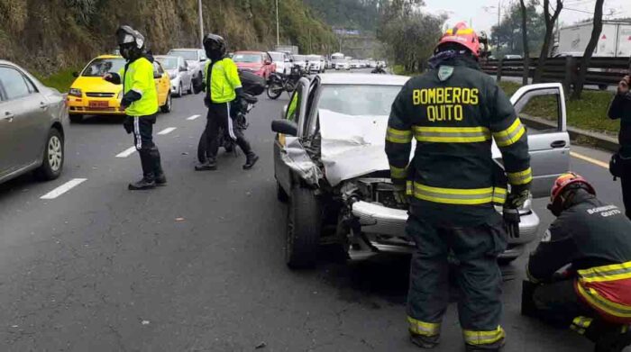 Una personas resultó afectada por el siniestro que se registró en la avenida Simón Bolívar. Foto: Twitter Bomberos de Quito