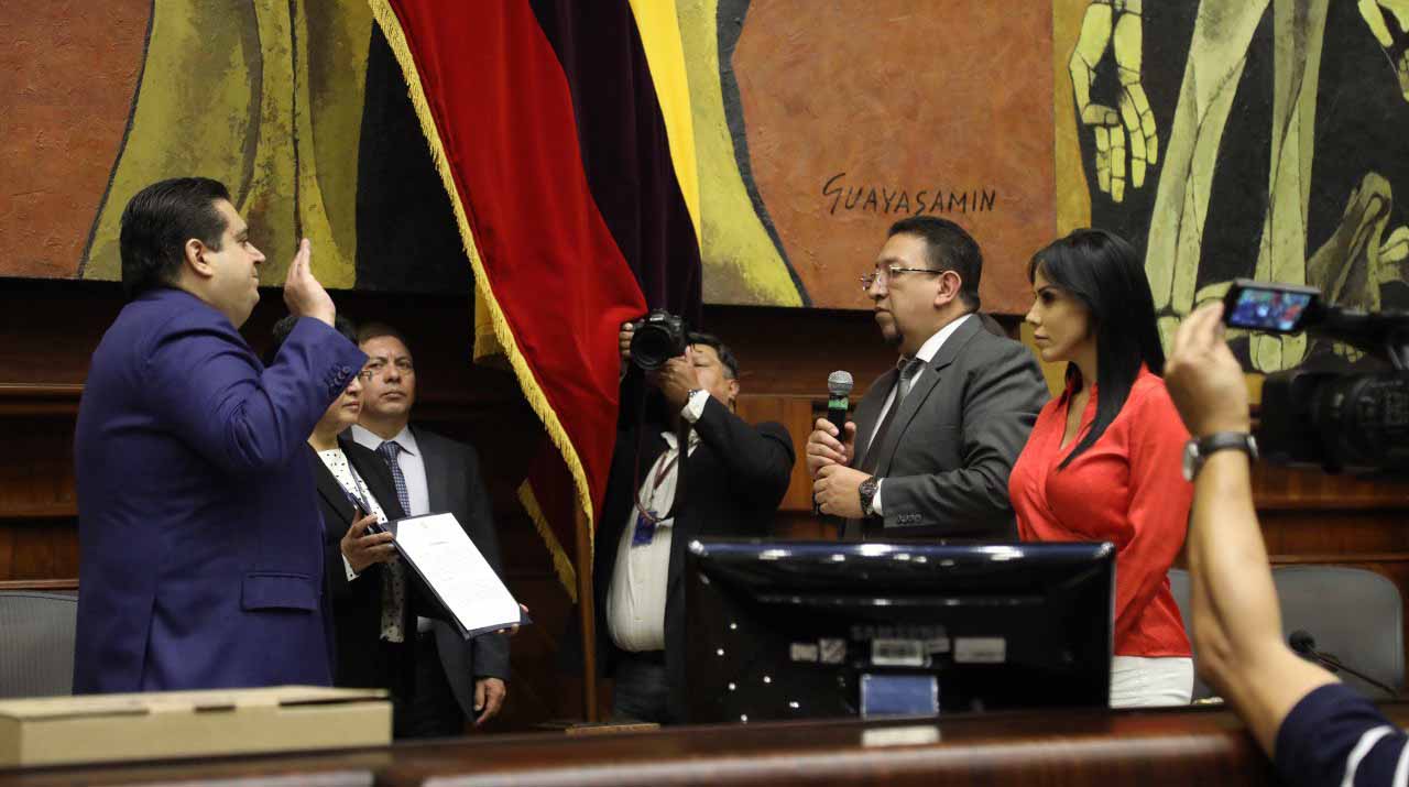 Juan Carlos Larrea fue posesionado como nuevo procurador del Estado este martes 15 de noviembre en la Asamblea Nacional. Foto: Twitter Asamblea Nacional