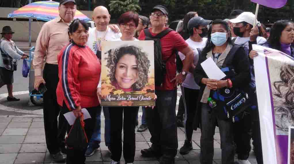 Elizabeth Otavalo, madre de María Belén Bernal, participó del plantón que se realizó en la Fiscalía General del Estado. Foto: Tomada de Twitter.