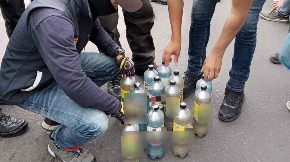 Decenas de botellas de bebidas alocohólicas fueron retiradas de los exteriores del estadio Olímpico Atahualpa previo al concierto de Bad Bunny. Foto: Twitter