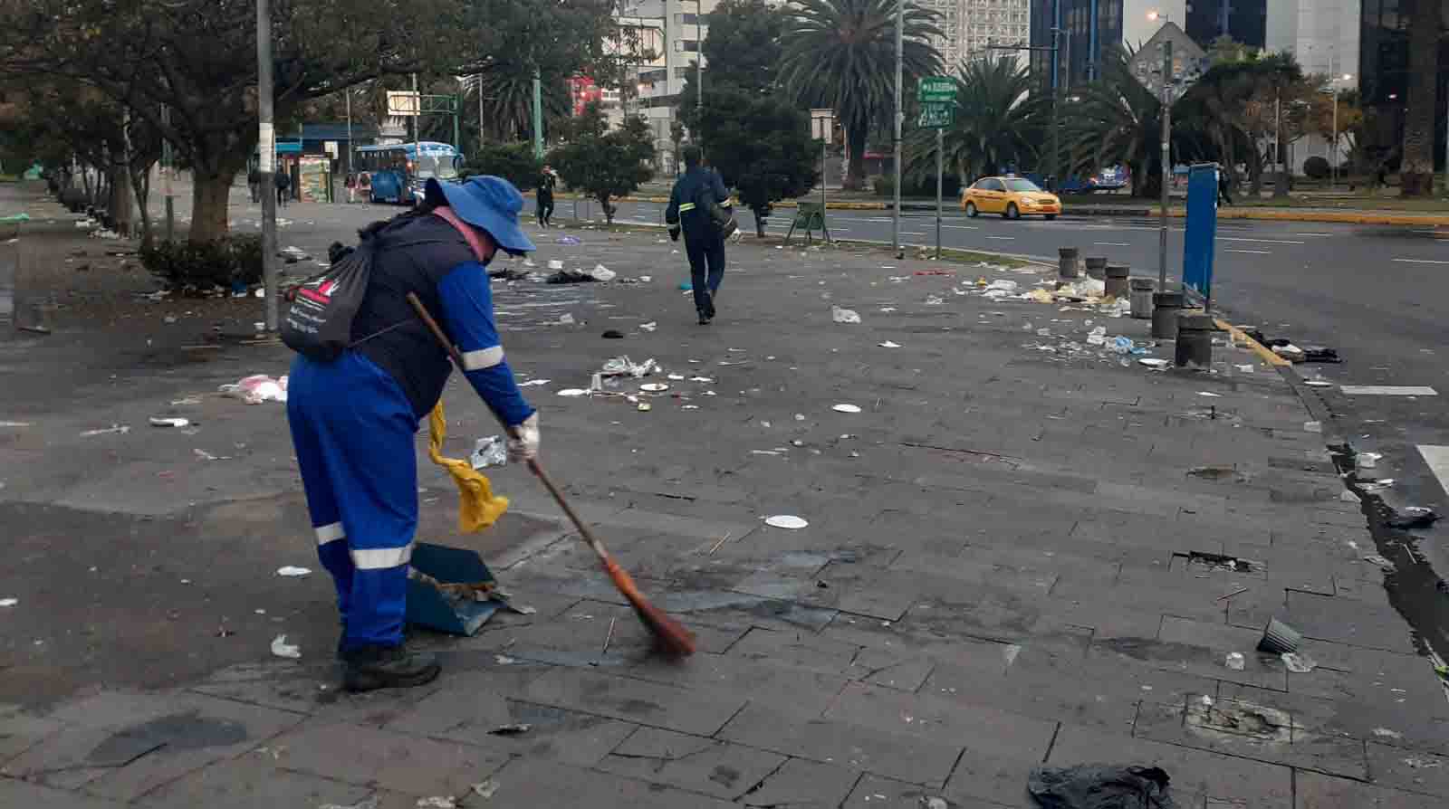 Tras el concierto de Bad Bunny en Quito, el personal de Emaseo realiza labores de limpieza de las calles y veredas. Foto: Twitter Empresa de Aseo