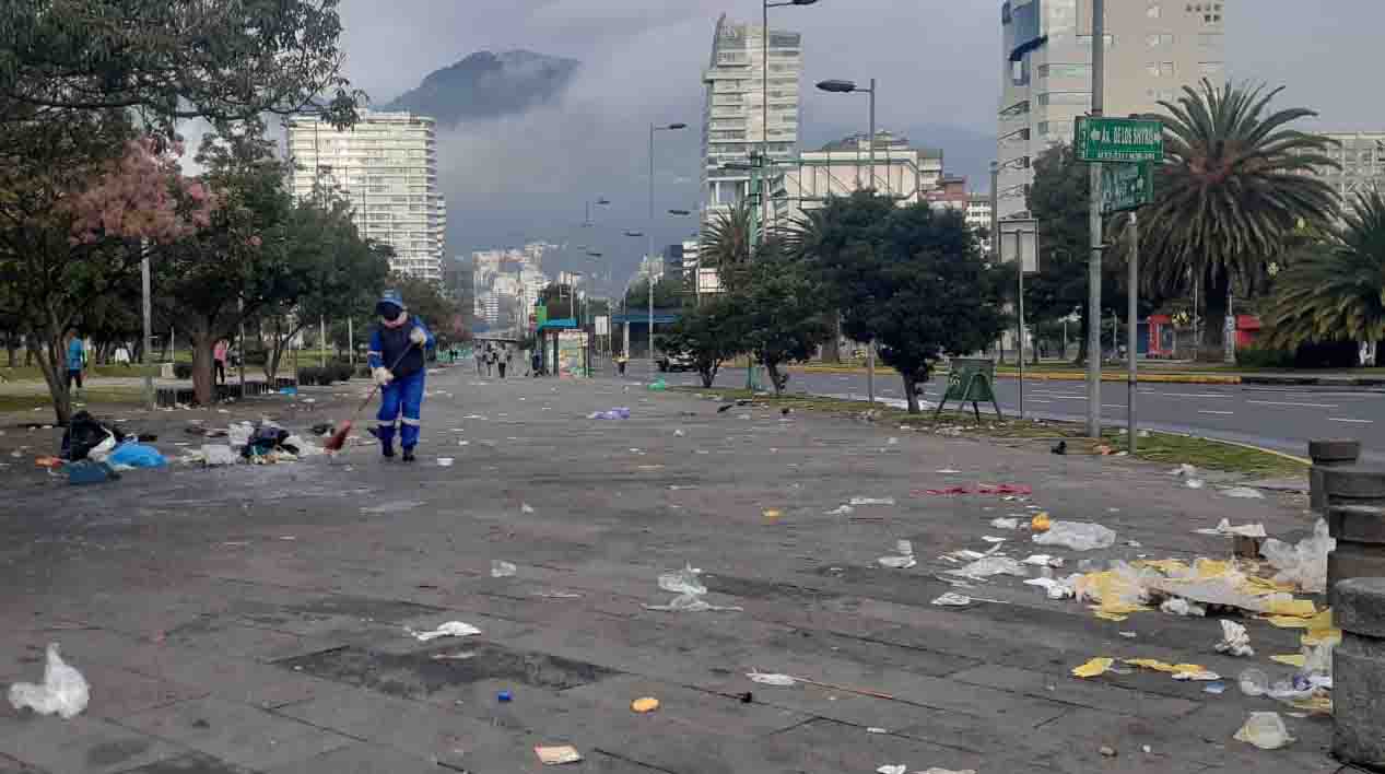 La limpieza de los alrededores del estadio Olímpico Atahualpa, en Quito, inició a la madrugada de este jueves 17 de noviembre luego del concierto de Bad Bunny. Foto: Twitter