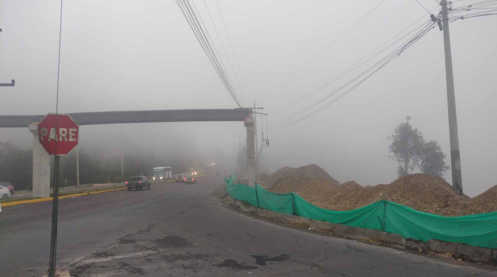 En la avenida Simón Bolívar se registra la presencia de neblina. Foto: AMT