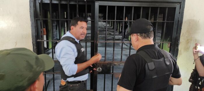 El Ministro del Interior y el Director del SNAI recorrieron los pabellones de la Penitenciaría del Litoral tras la alerta de una fuga de presos. Foto: Cortesía/SNAI