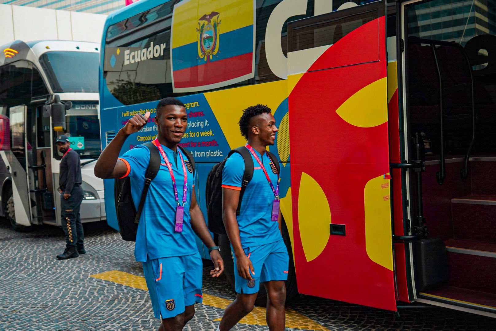 Moisés Caicedo y Djorkaeff Reasco, en la salida de la selección de Ecuador rumbo al estadio Al Bayt. Foto: FEF