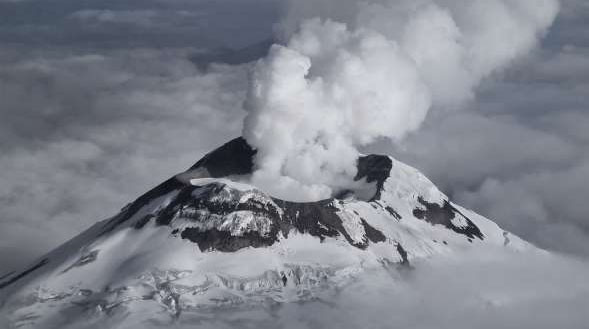 Imagen referencial. El Instituto Geofísico informó de la emisión de vapor, gases y poca ceniza en el volcán Cotopaxi este jueves, 24 de noviembre. Foto: Twitter IGeofísico