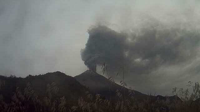 Imagen del 23 de noviembre de 2022 de la emisión de ceniza del volcán Sangay. Foto: Twitter