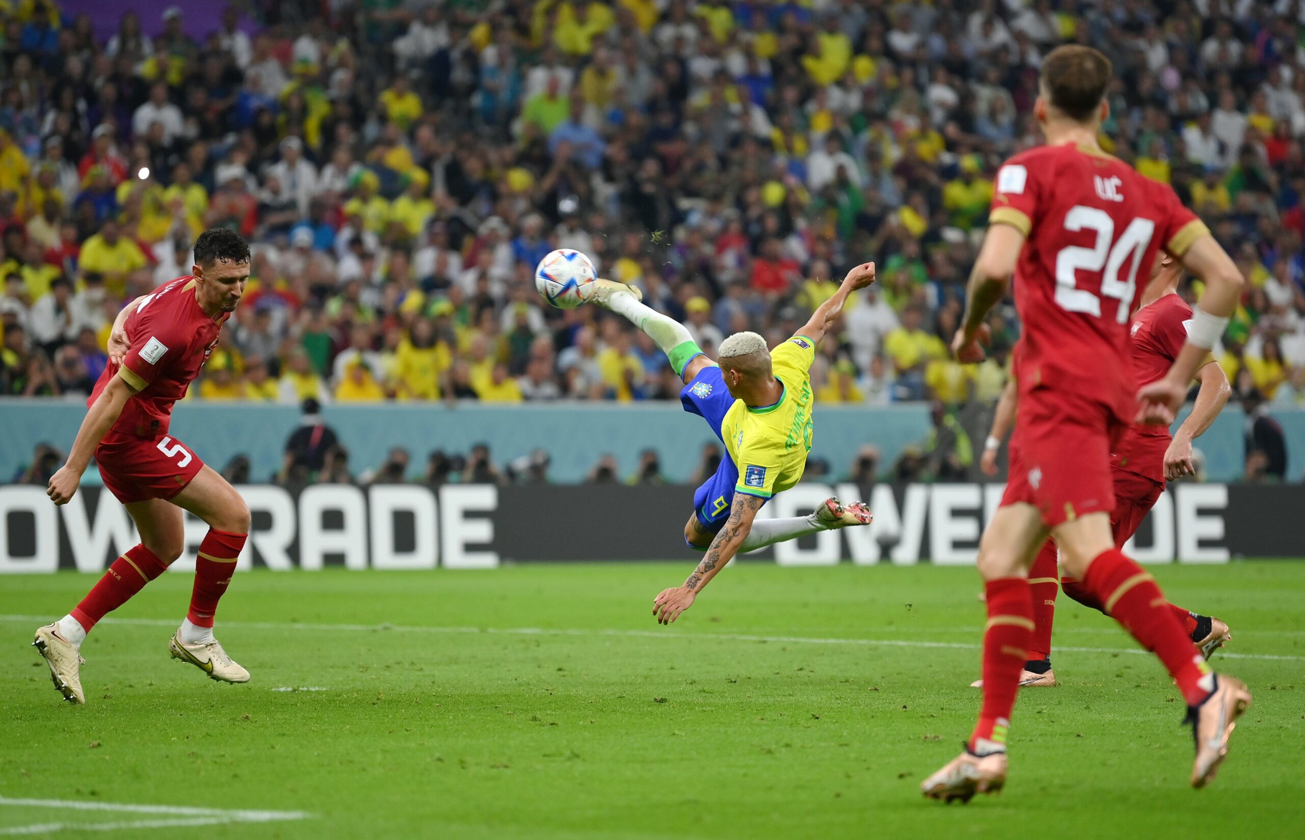 Richarlison marcó un gol acrobático en el Mundial Qatar 2022. Foto: Twitter @fifaworldcup_es.