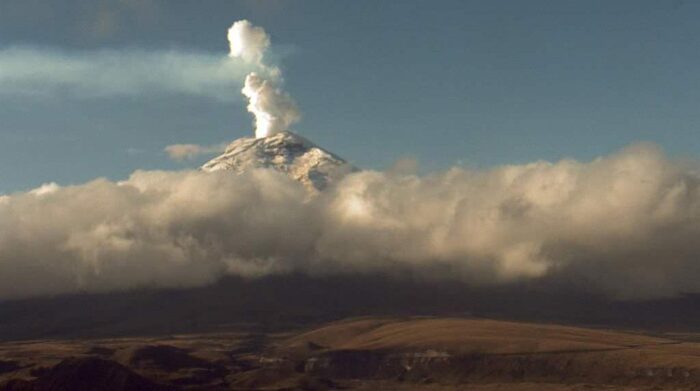 La mañana de este viernes, 25 de noviembre de 2022, el Instituto Geofísico informó de una nube de vapor y gases sobre el cráter del volcán Cotopaxi. Foto: Twitter