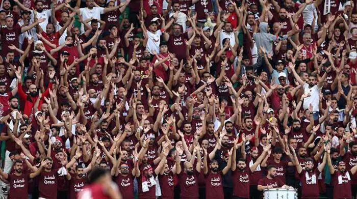 Decenas de hinchas de la selección de Qatar apoyaron a su selección en su segundo partido mundialista. Foto: Twitter FIFA