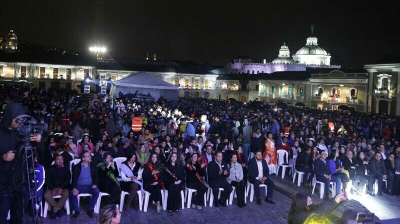 Asistentes al pregón de fiestas de Quito disfrutan de los artistas para el evento. Foto: Twitter Municipio de Quito.