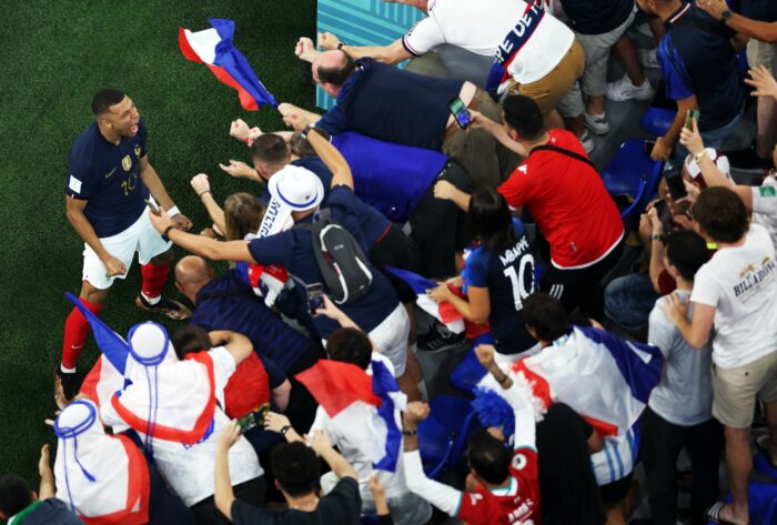 Kylian Mbappé festeja con los hinchas franceses en el Mundial Qatar 2022. Foto: Twitter @fifaworldcup_es.