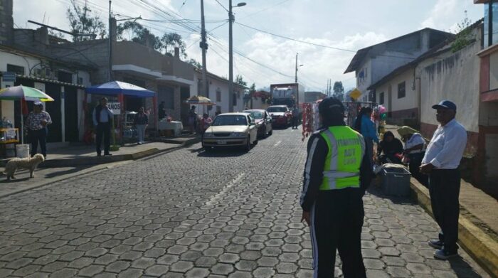 Los agentes de tránsito controlarán los vehículos mal estacionados en las vías, durante los eventos por fiestas de Quito. Foto: Twitter AMT