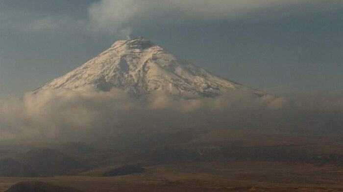 La alerta de este lunes 28 de noviembre del volcán Cotopaxi señala que existe emisión de gases y vapor. Foto: Twitter