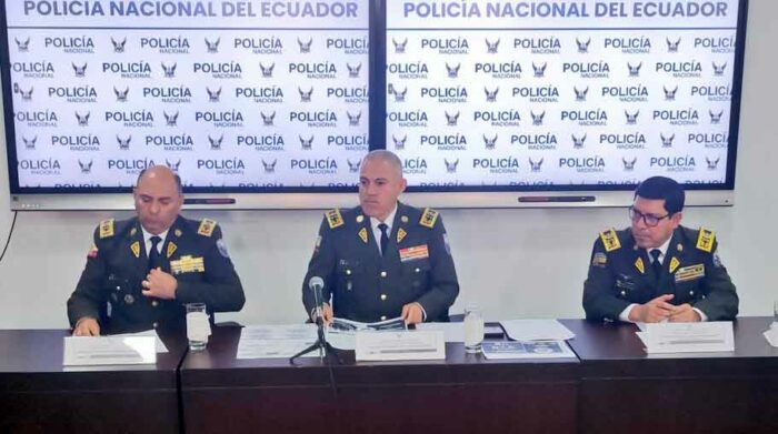 Fausto Salinas, comandante de la Policía Nacional, brindó detalles de las acciones emprendidas tras los hechos registrados en Chone. Foto: Twitter Policía Ecuador