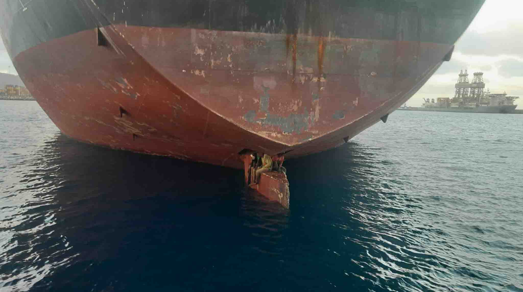Tres hombres permanecieron 11 días en altamar sentados sobre la pala del timón de un barco petrolero. Foto: Twitter @salvamentogob