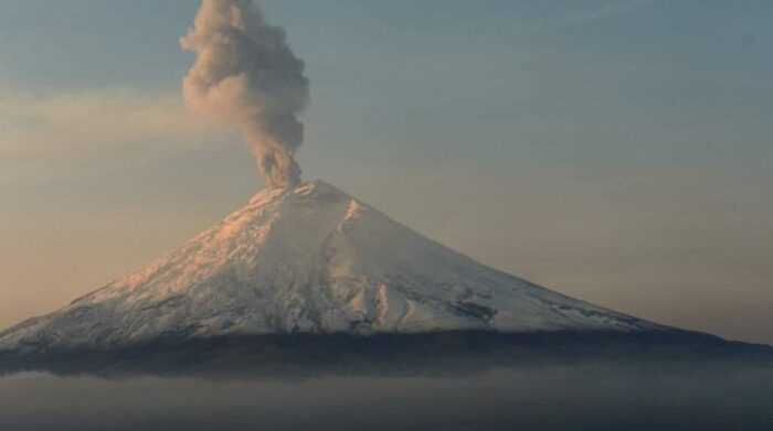Una nube de gases y ceniza se registró este martes, 29 de noviembre, en el volcán Cotopaxi. Foto: Twitter IGeofísico.