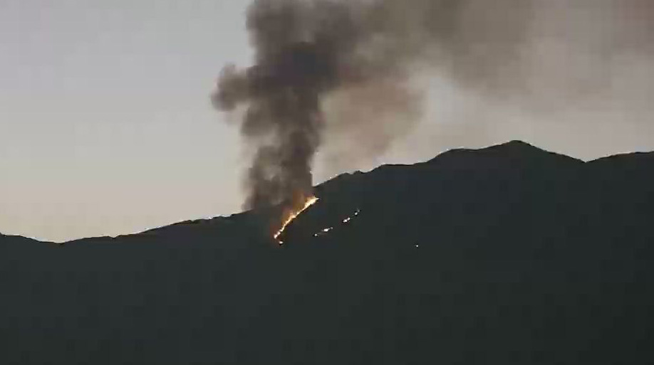 El incendio forestal afectó al cerro Pico de Pescado, en la parroquia San Joaquín en Cuenca. Foto: Twitter Consejo de Seguridad.