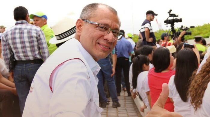 El juez de Santo Domingo, Emerson Curipallo, dispuso la libertad de Jorge Glas, exvicepresidente de la República del Ecuador. Foto: Twitter @JorgeGlas
