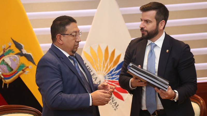 El presidente de la Asamblea Nacional, Virgilio Saquicela, recibió el documento de manos del ministro de Economía, Pablo Arosemena. Foto: Diego Pallero / EL COMERCIO.