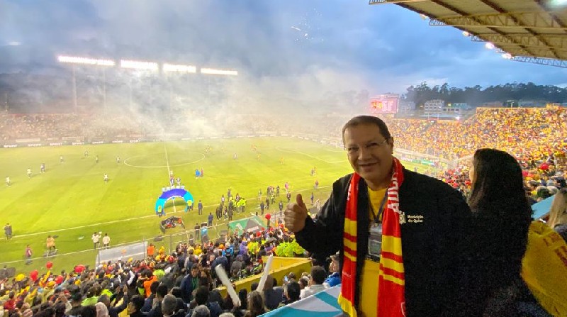 El alcalde de Quito, Santiago Guarderas, en el estadio Gonzalo Pozo Ripalda durante la final entre Aucas y Barcelona. Foto: Twitter @santiguarderas