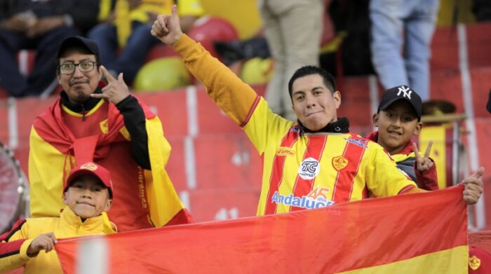 Los seguidores de Aucas celebraron la clasificación a la final ante en el estadio Gonzalo Pozo. Foto: Archivo EL COMERCIO.