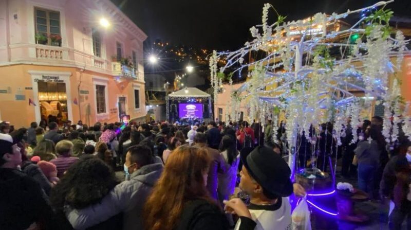 Como parte de esta celebración, la calle La Ronda se llenó de flores, luces, coronas, altares, tumbas, velas y otras decoraciones de la época de finados. Foto: Quito Informa