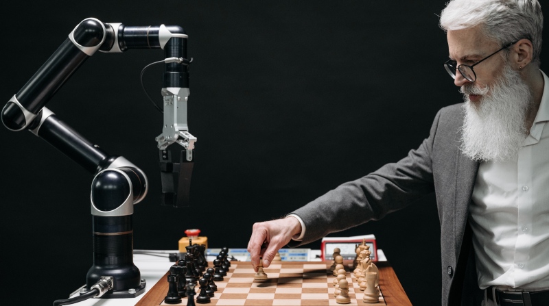 Un hombre compite contra un brazo robótico “entrenado” para jugar ajedrez de manera “consciente y estratégica”. Foto: EFE.