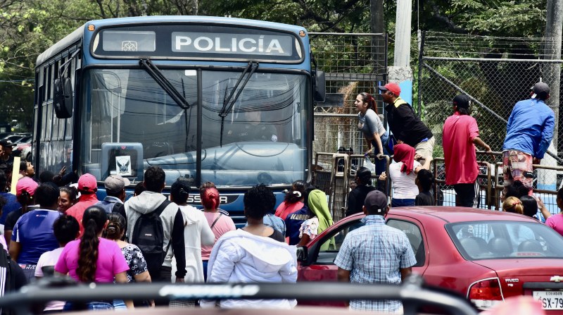 El traslado de detenidos desde la Penitenciaría del Litoral sería la causa de los ataques con explosivos en Durán y Guayaquil. Foto: EL COMERCIO.