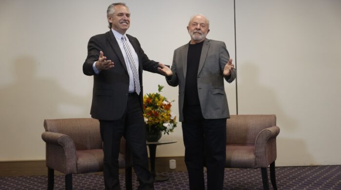 El presidente argentino, Alberto Fernández (i), junto al mandatario electo de Brasil, Lula da Silva. Foto: EFE.
