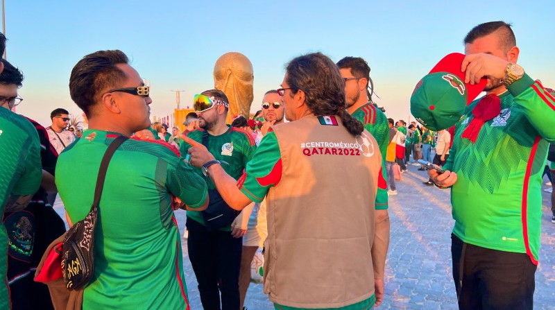 Mexicanos en Qatar mientas se alistan para disfrutar del partido de Mexico contra Polonia. Foto: Twitter @vcalva