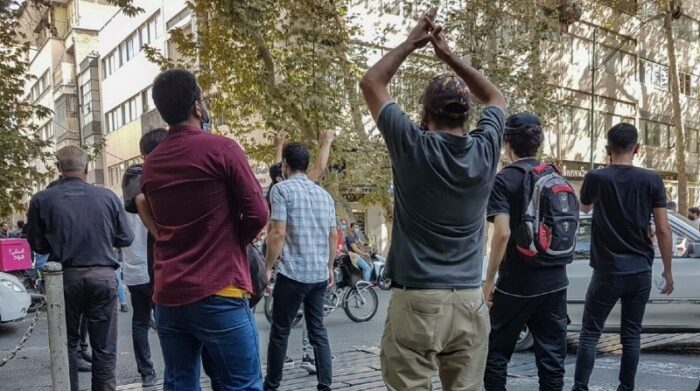 Un grupo de iraníes exige cambios del estricto código moral de su país, durante una manifestación en las calles de la capital, Teherán. Foto: EFE.