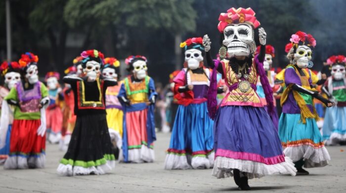 Varias personas participan en un desfile antes del Día de Muertos. La festividad regresa tras el covid. Fotos: EFE.